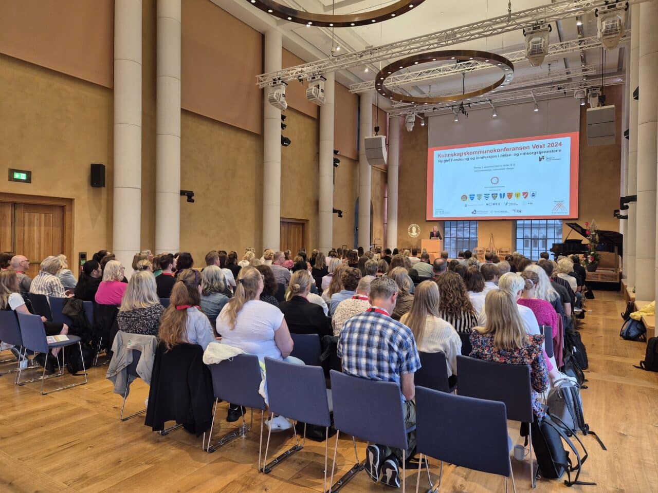 Bilde av en fullsatt universitetsaula under Kunnskapskommunekonferansen Vest i 2024
