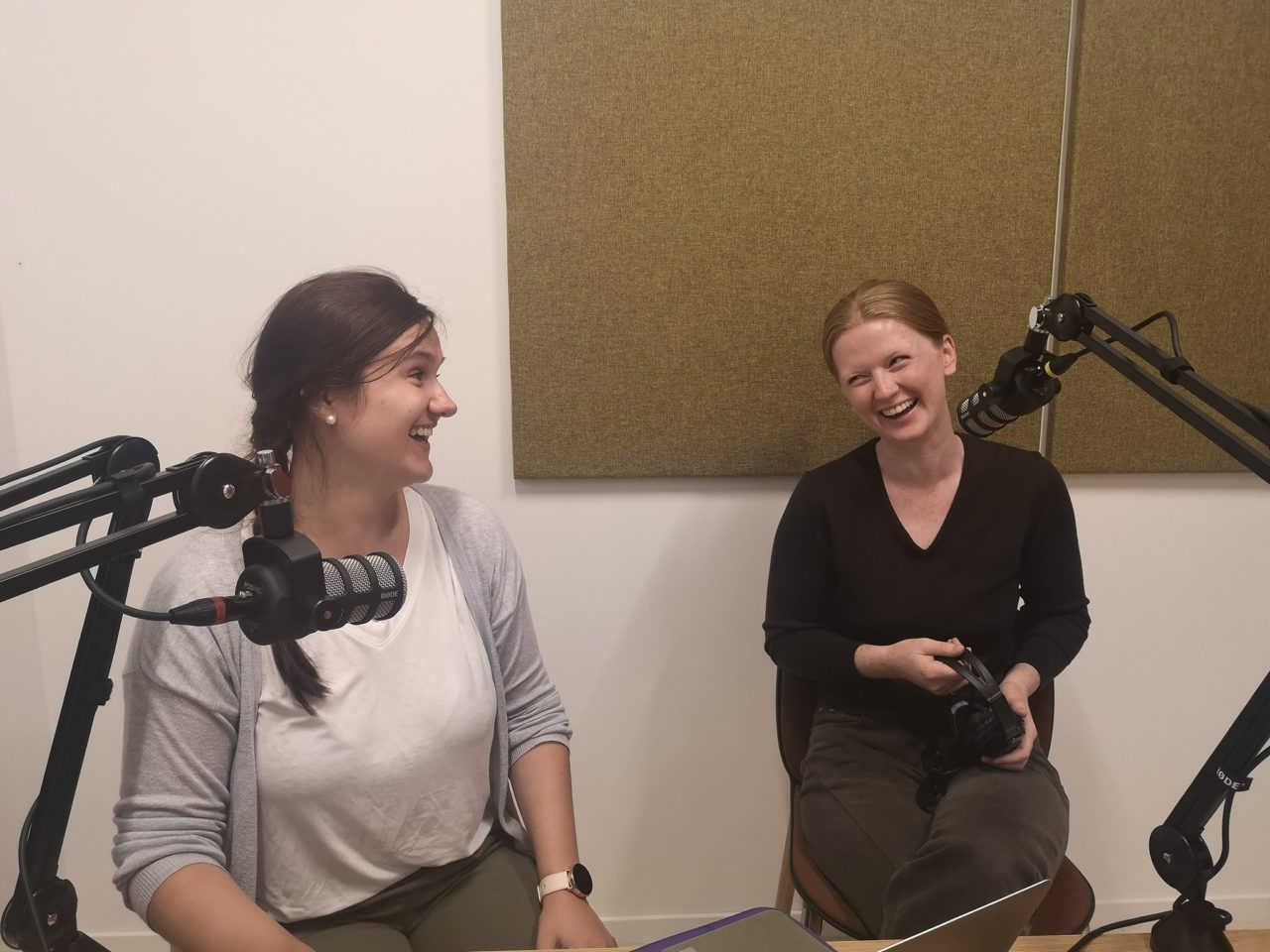 Viktoria Marander og Andrea Brekke Røed i podcaststudioet