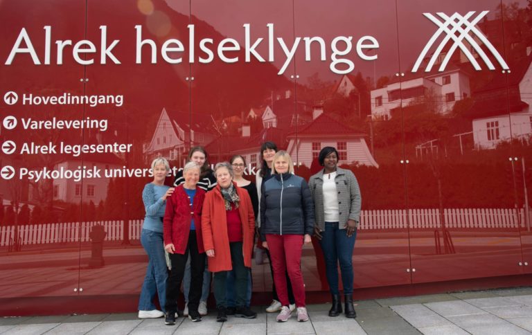 Gruppebilde med enkeltee av paneldeltagerne, foran logoen til Alrek helseklynge