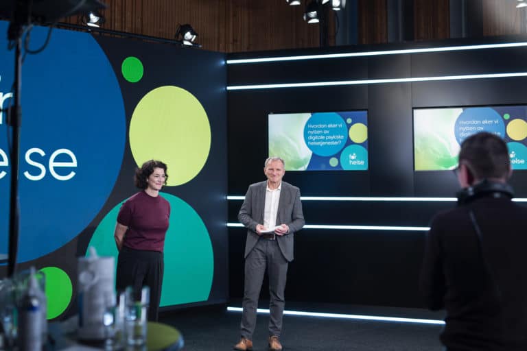 Senterleiar Tine Nordgreen og sjukehusdirektør Eivind Hansen leia den digitale opningssendinga.