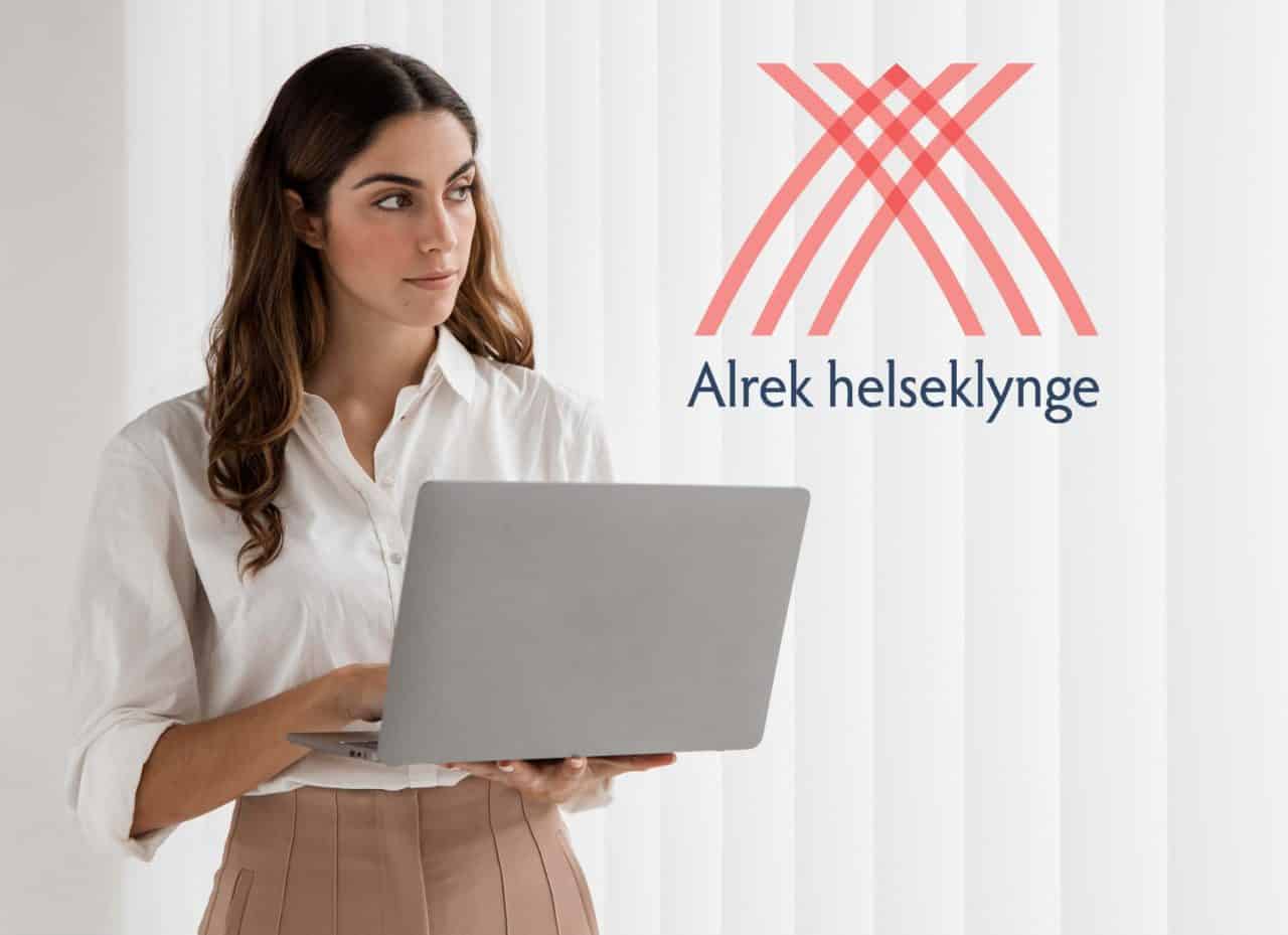 ung kvinne med laptop og Alreklogo