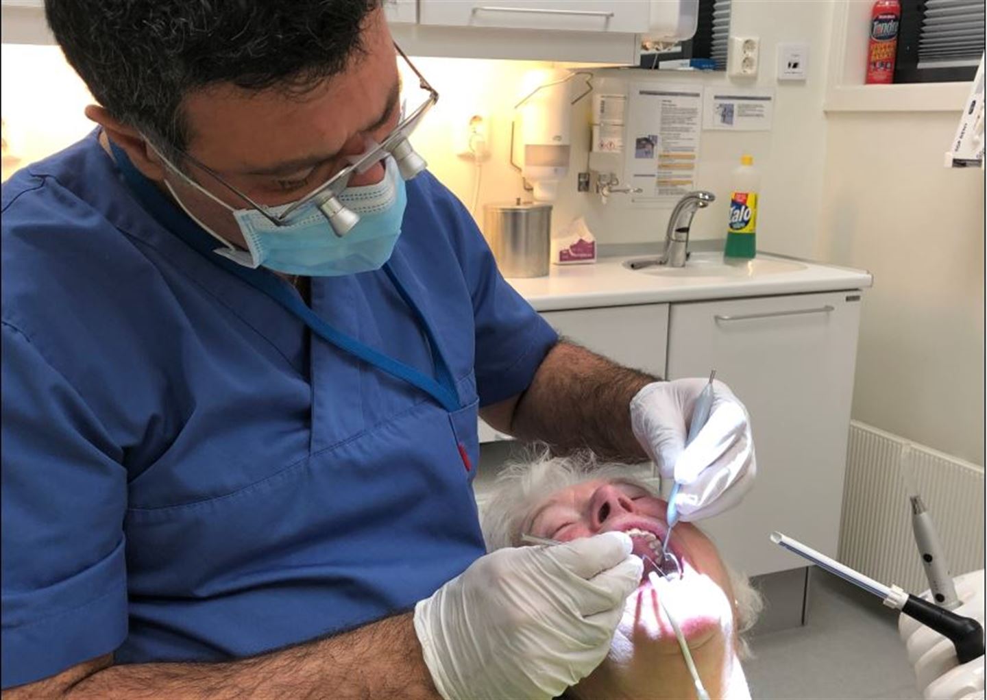 MILLIONAR TIL FORSKING: Tannlege Mahmoud Atashgahy i HUSK-tannhelse sammen med pasient Astrid Dyngeland.